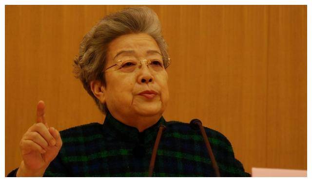敌人低头道歉女性也霸气十足！qy球友会体育的“”人物让(图4)