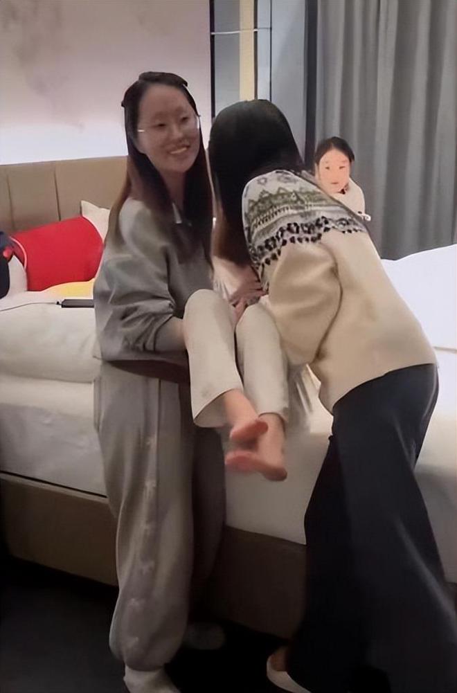 咽痛苦手部功能衰退后援会要求解约qy体育球友会赵露思复健曝光：吞