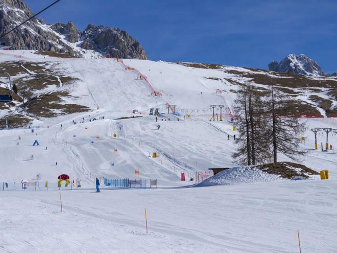 ！网友：这不是“耍帅”是真帅！千亿国际网站滑雪教练漂移救人(图5)