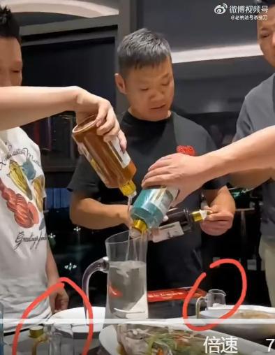 奢靡？抖音封禁一批“炫富”账号茅台用盆喝、麻袋装现金、生活太(图5)